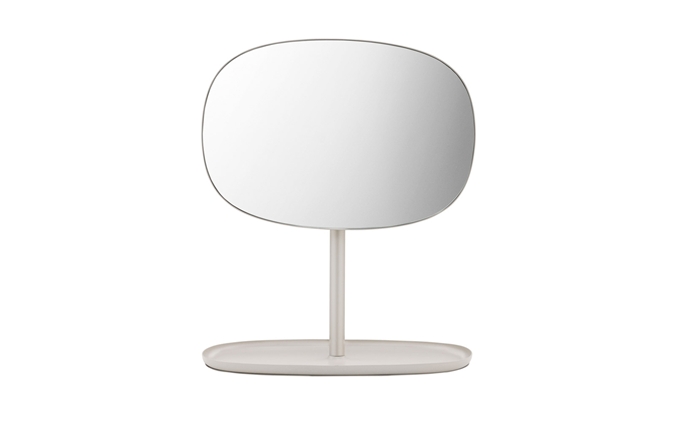 Weißer Normann Copenhagen Flip Spiegel mit ovalem Spiegelglas und Ablagefläche.