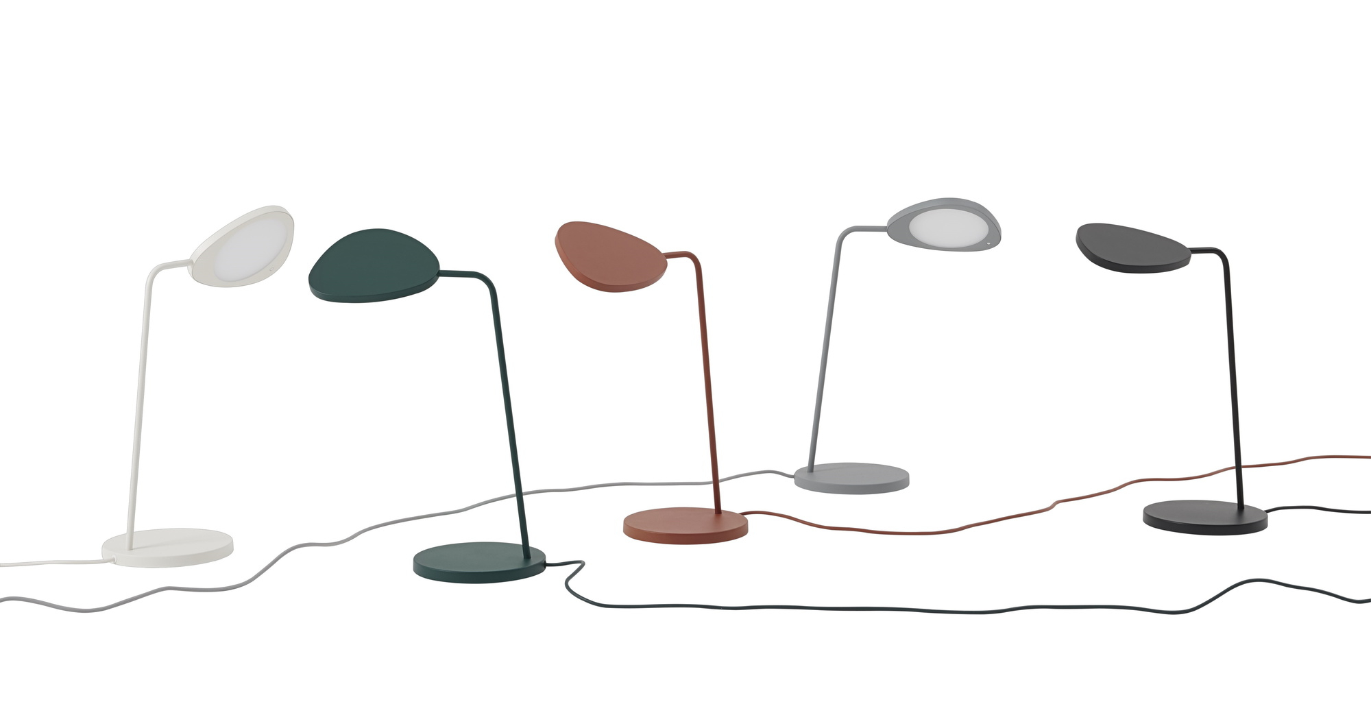 Mehrere Muuto Leaf Table Lamp Tischleuchten in verschiedenen Farben auf weißem Hintergrund.