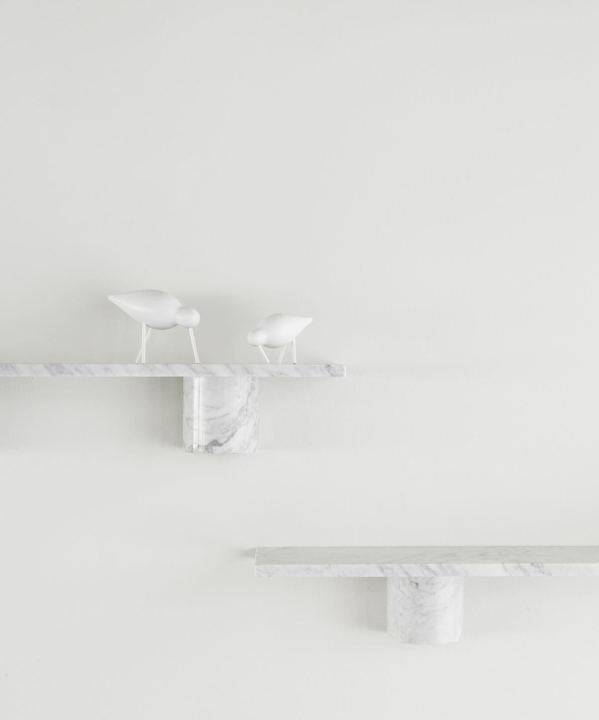 Sten Regal von Normann Copenhagen: Wandregal aus Marmor mit Dekorationsobjekten.