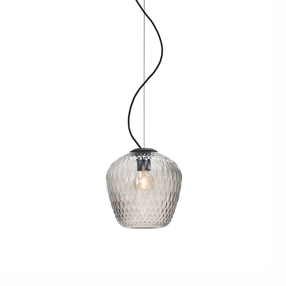 AndTradition Blown Pendelleuchte: Hängeleuchte aus grauem Glas mit filigranem Muster und schwarzem Kabel.