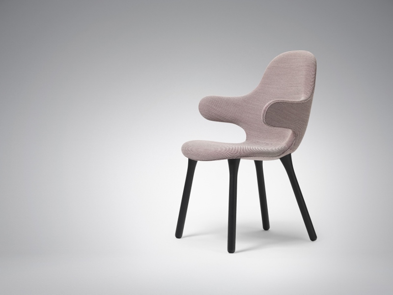 AndTradition Catch Chair JH1 Stuhl, rosa Stoffbezug, schwarze Holzbeine, modernes Design für Esszimmer und Wohnbereich.