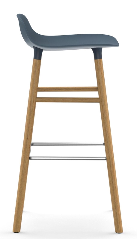 Normann Copenhagen Form Barhocker H 75 cm aus Holz, blaue Sitzfläche, Fußstütze aus Metall.