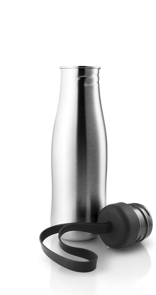Edelstahl Trinkflasche von Eva Solo mit schwarzem Deckel, ideal für Sport und unterwegs.