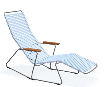 Click Sunrocker Sonnenliege von Houe, hellblaue Outdoor Liege mit Armlehnen aus Holz.