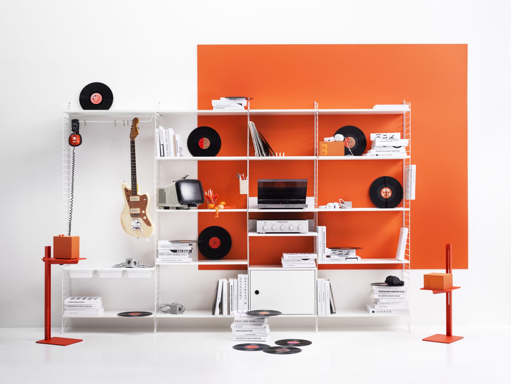 Beige String Regalsystem für Wohnzimmerwand mit Schallplatten, Büchern und Gitarre. Modernes Wandregal für stilvolle Einrichtung.