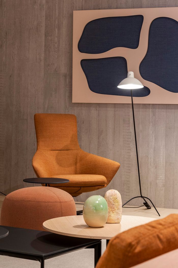 Detailaufnahme: Wing Tip S281 Lounge Sessel La Palma in Orange mit Beistelltisch und Stehlampe im modernen Wohnzimmer.