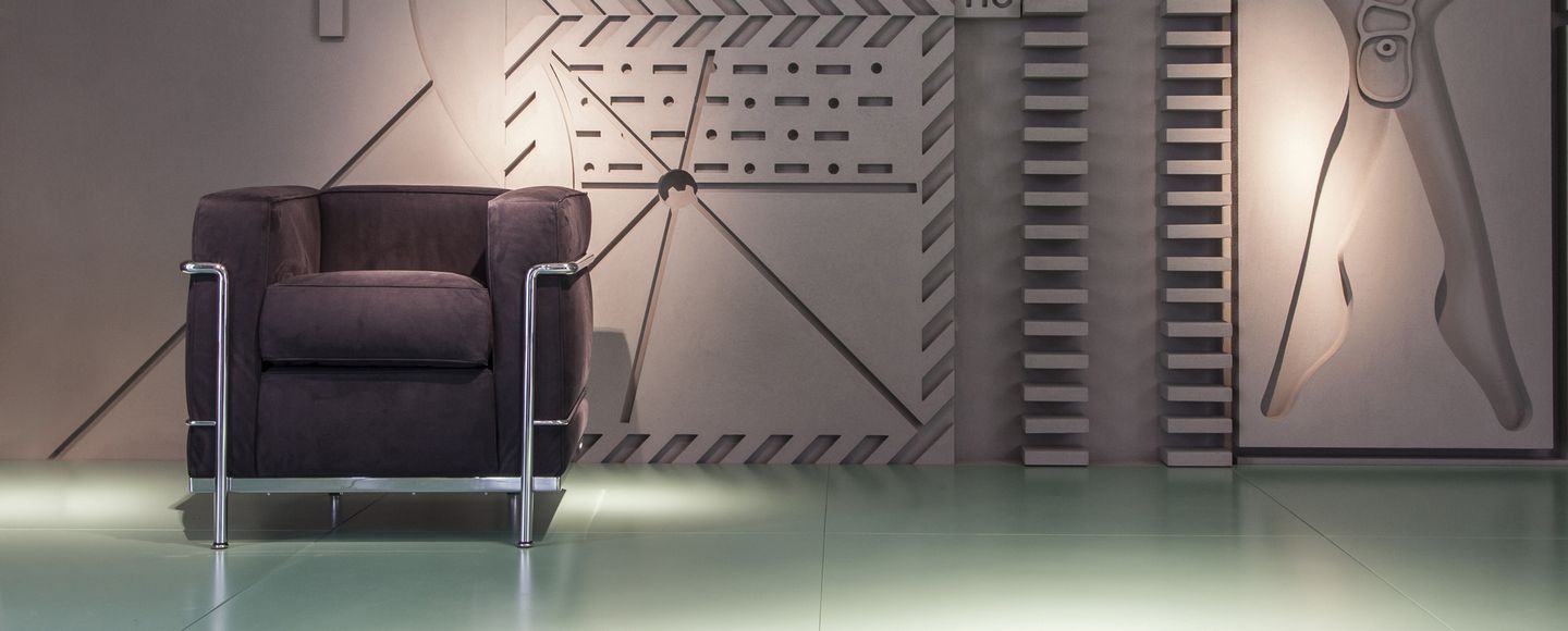 Nahaufnahme des Cassina Grand Confort Sessels mit braunem Bezug und Stahlrohrgestell.