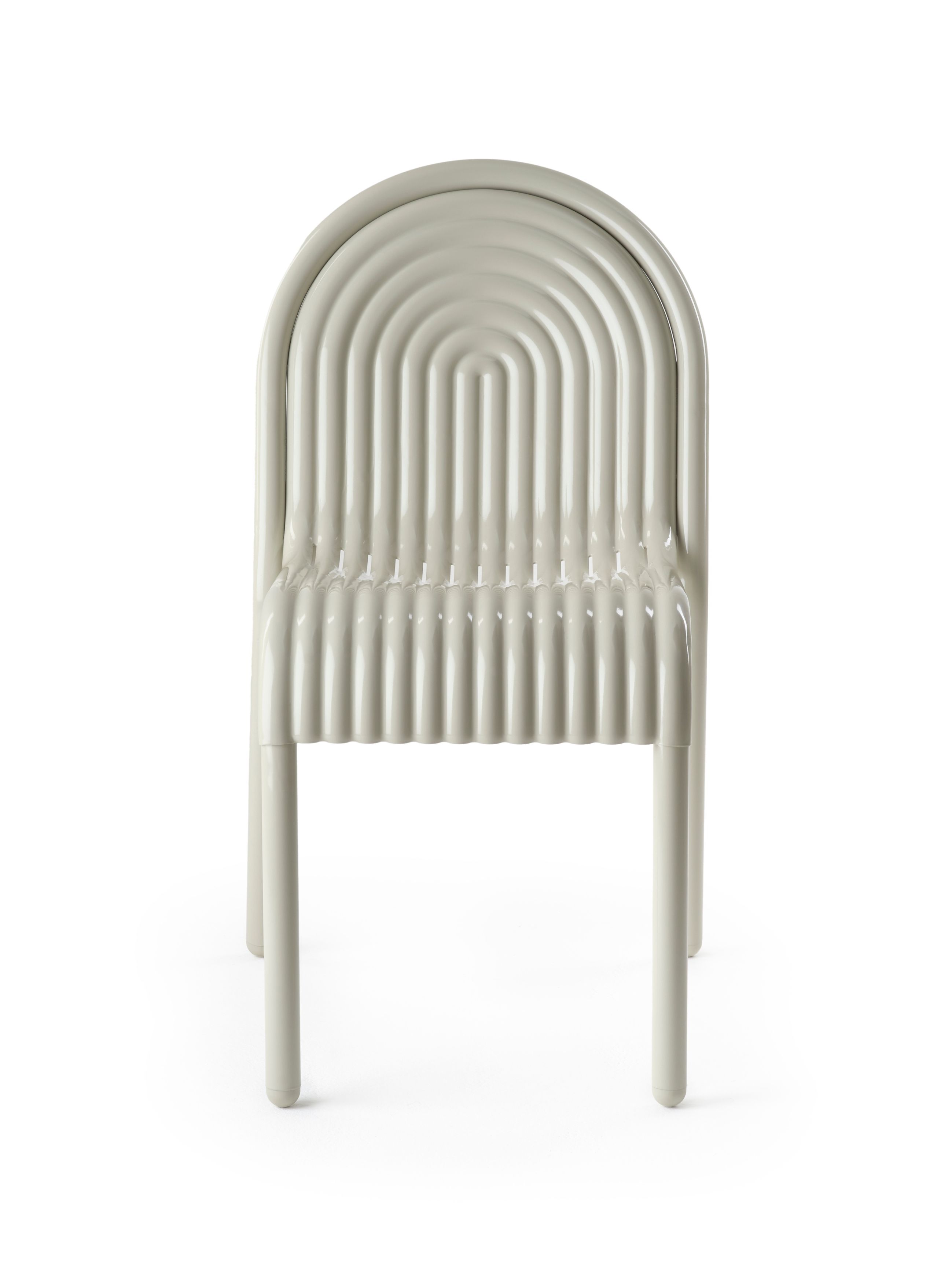 Groove Outdoor Stuhl von Tom Dixon in Putty: Moderner Gartenstuhl mit gerippter Rückenlehne.