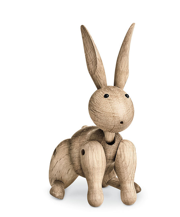 Kay Bojesen Kaninchen Holzfigur: Detailaufnahme des sitzenden Holzhasen mit langen Ohren. Dekoratives Holzspielzeug.