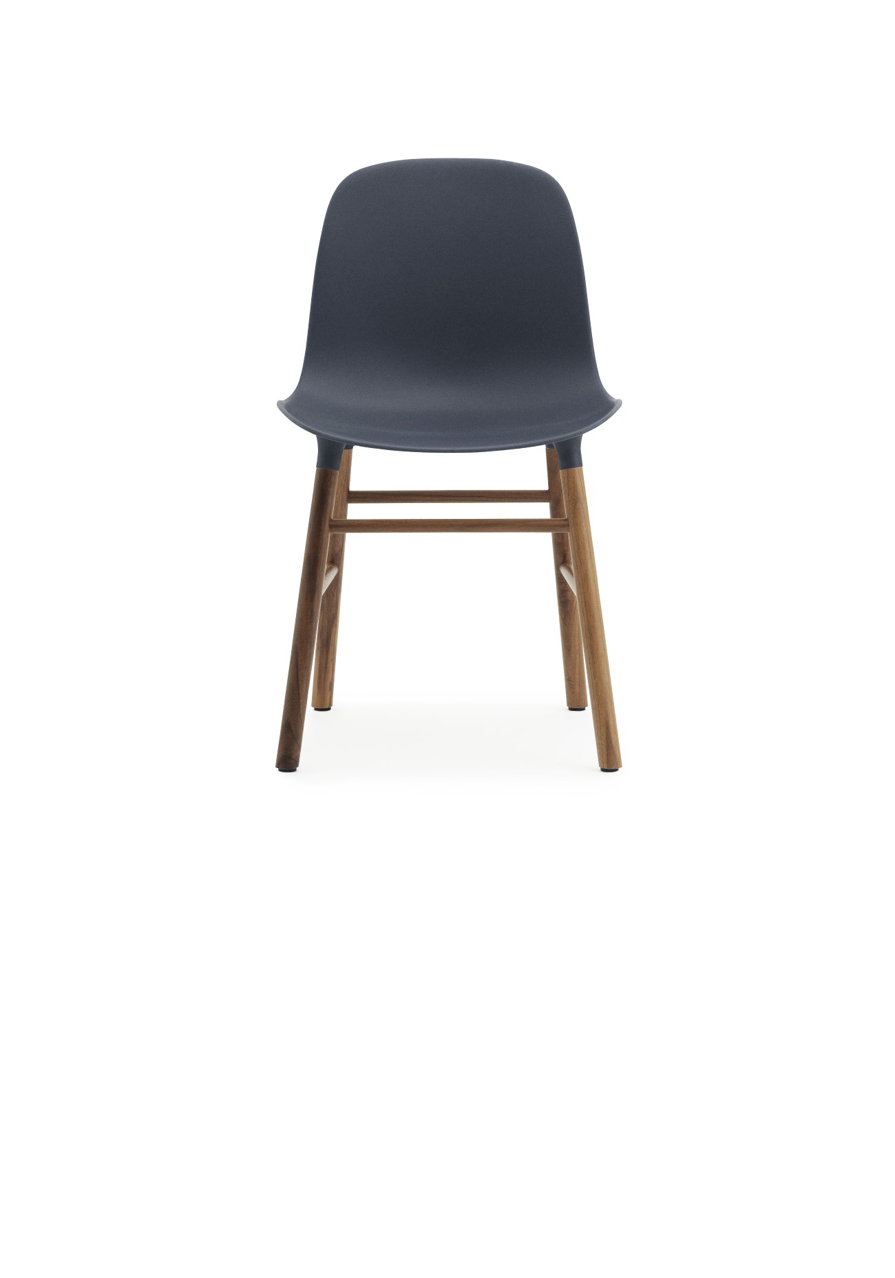 Form Chair Stuhl von Normann Copenhagen, blaugraue Sitzschale und Holzbeine, moderne Sitzgelegenheit.