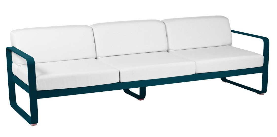 Bellevie Outdoor Sofa von Fermob, 3-Sitzer in Blau mit weißen Kissen. Gartenmöbel für Terrasse.