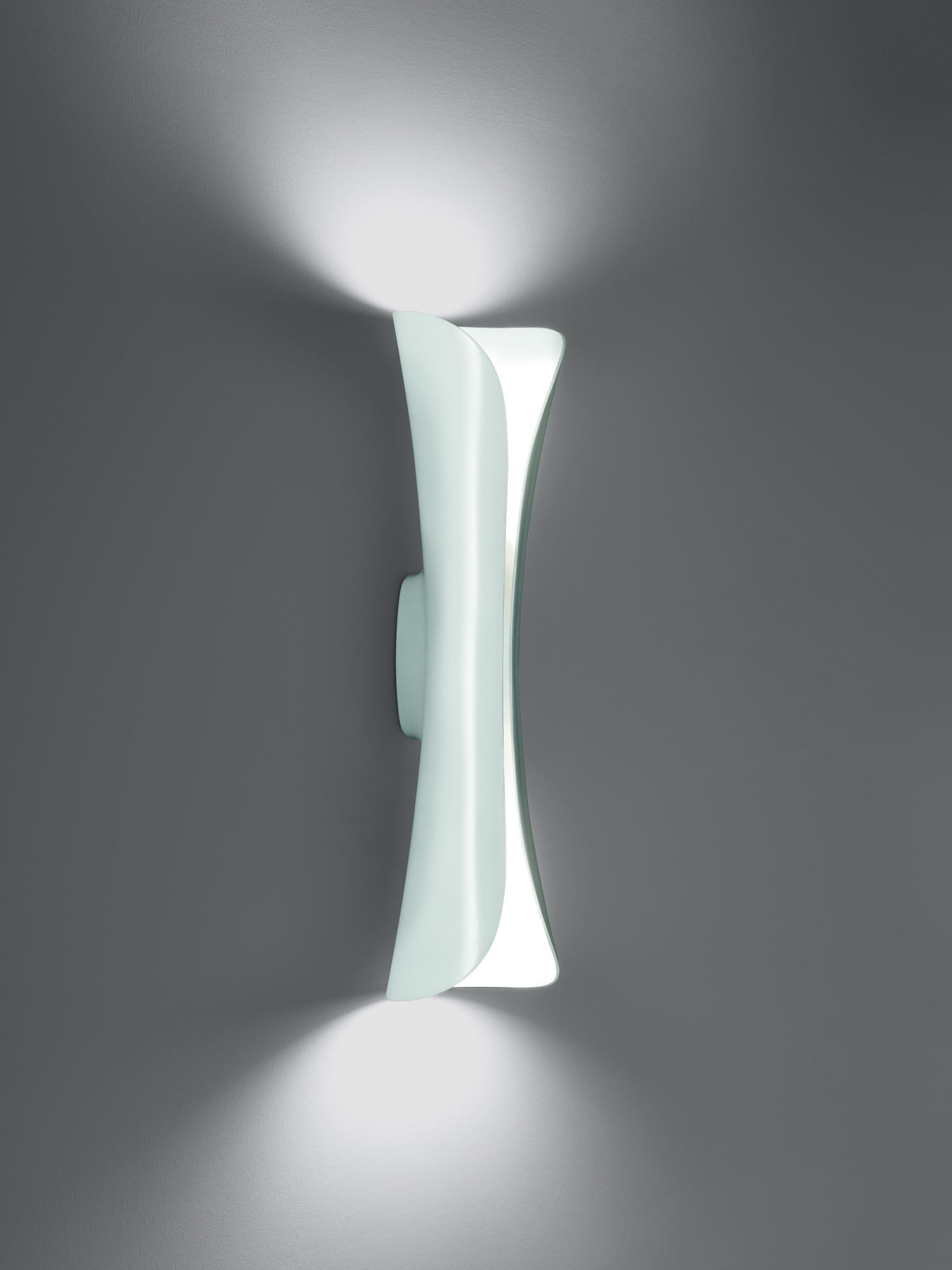 Weiße Cadmo LED Wandleuchte von Artemide, indirekte Beleuchtung für Wohnzimmer und Schlafzimmer.