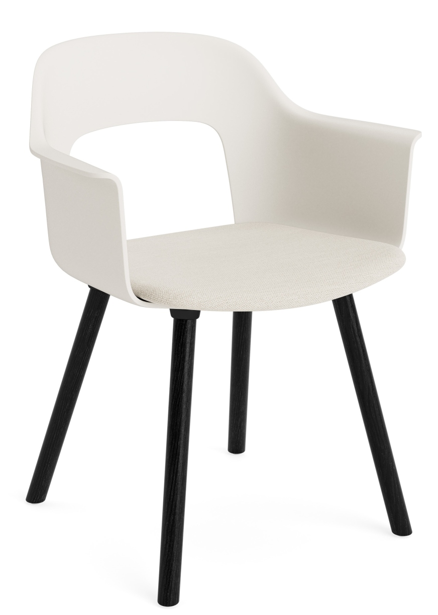 Layout Armchair von Hay: Moderner Armlehnstuhl in Weiß mit Sitzpolster und schwarzen Holzbeinen für Esszimmer und Büro.