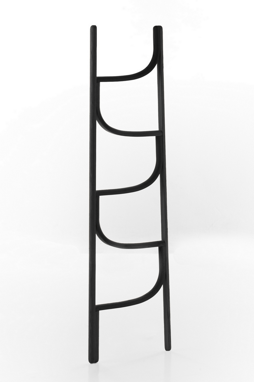 Schwarze Ladder Kleiderleiter von Wiener GTV Design. Moderne, minimalistische Garderobenlösung für Schlafzimmer und Ankleidezimmer.