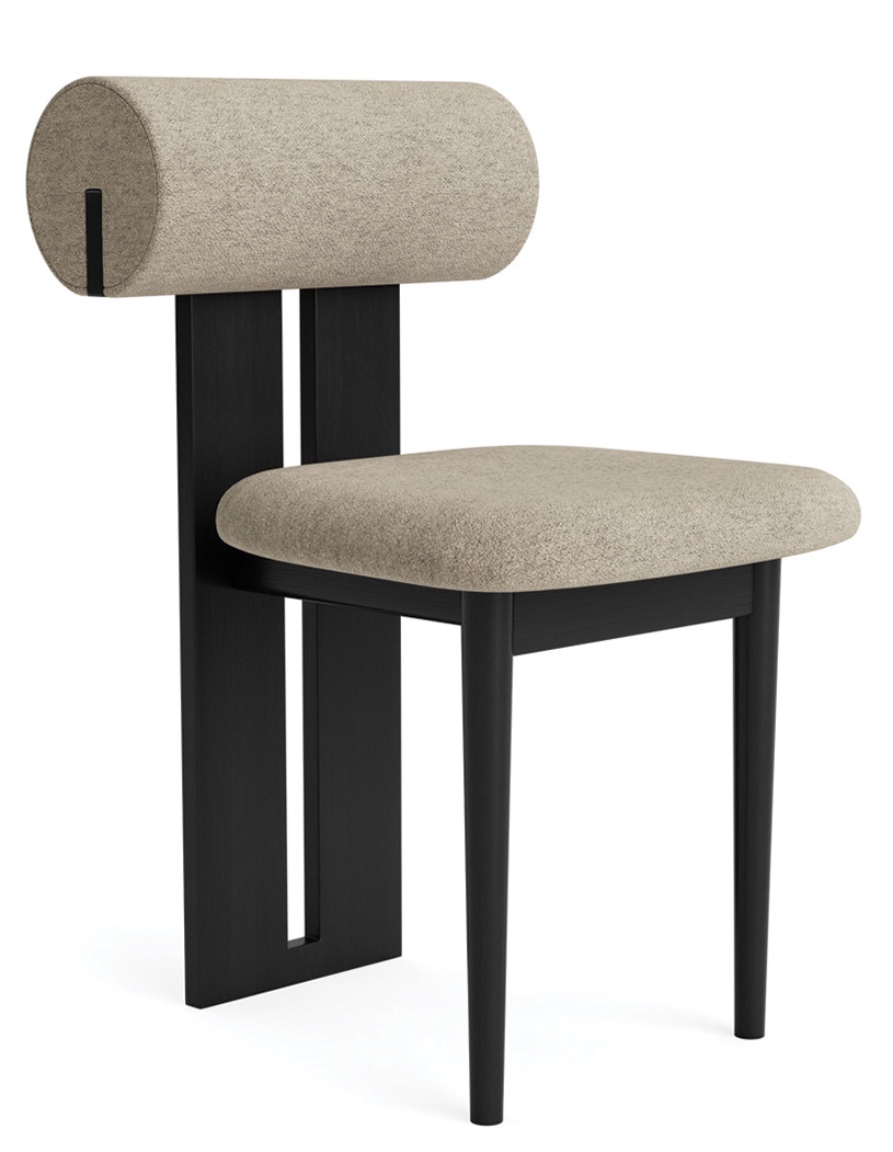 Hippo Stuhl von NORR11 mit schwarzem Holzrahmen und beige-farbener Polsterung für Esszimmer oder Büro.