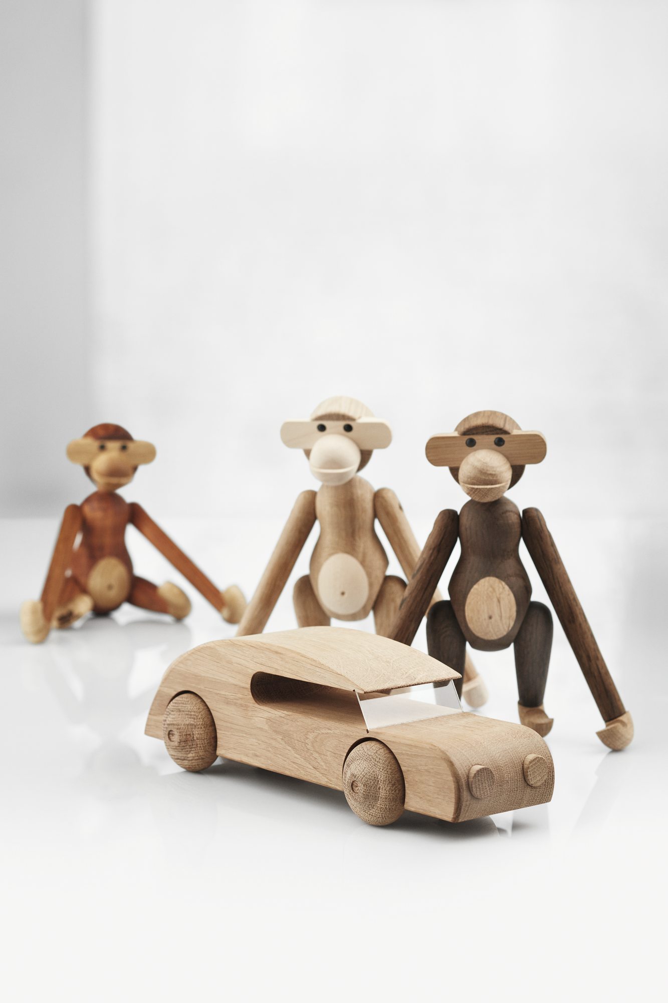 Drei Kay Bojesen Holz Affen Figuren aus Eiche und Ahorn mit Holzauto.