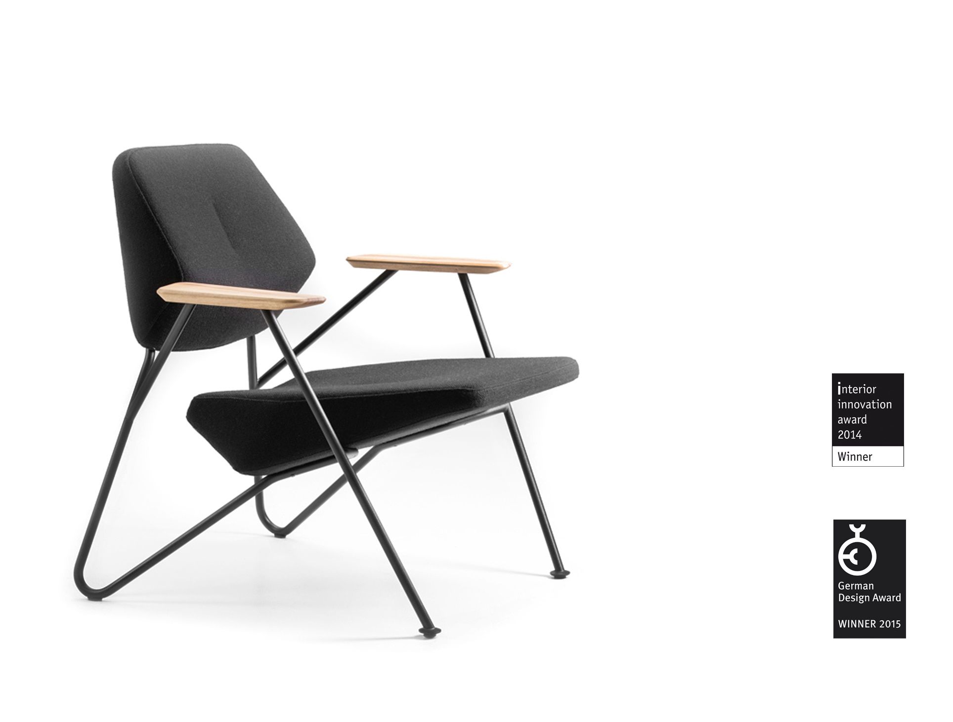 Polygon Sessel von Prostoria für Indoor und Outdoor, modernes Design mit schwarzem Stoff und Holzarmlehnen.