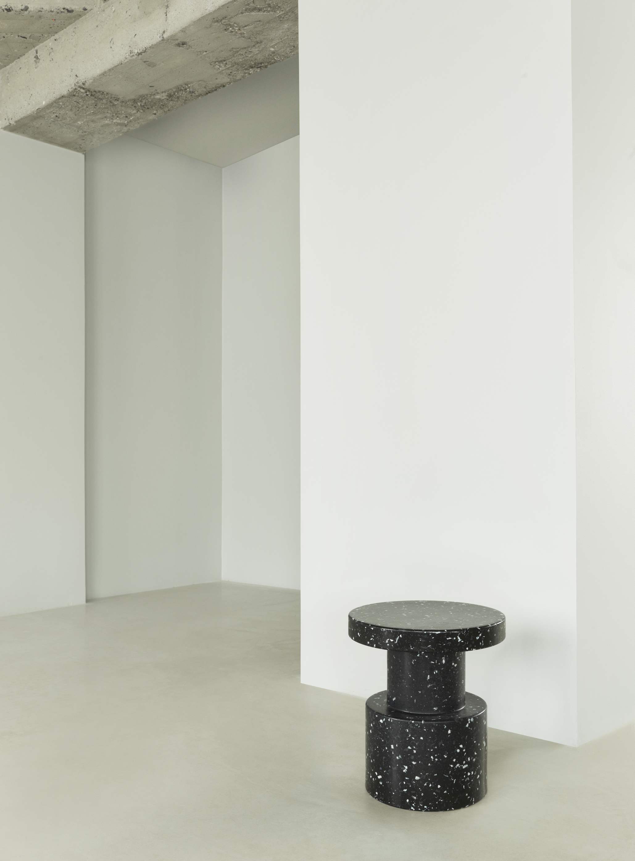Normann Copenhagen Bit Stool Hocker in Schwarz-Weiß-Optik, moderner Beistelltisch und Sitzgelegenheit für stilvolles Wohnen.