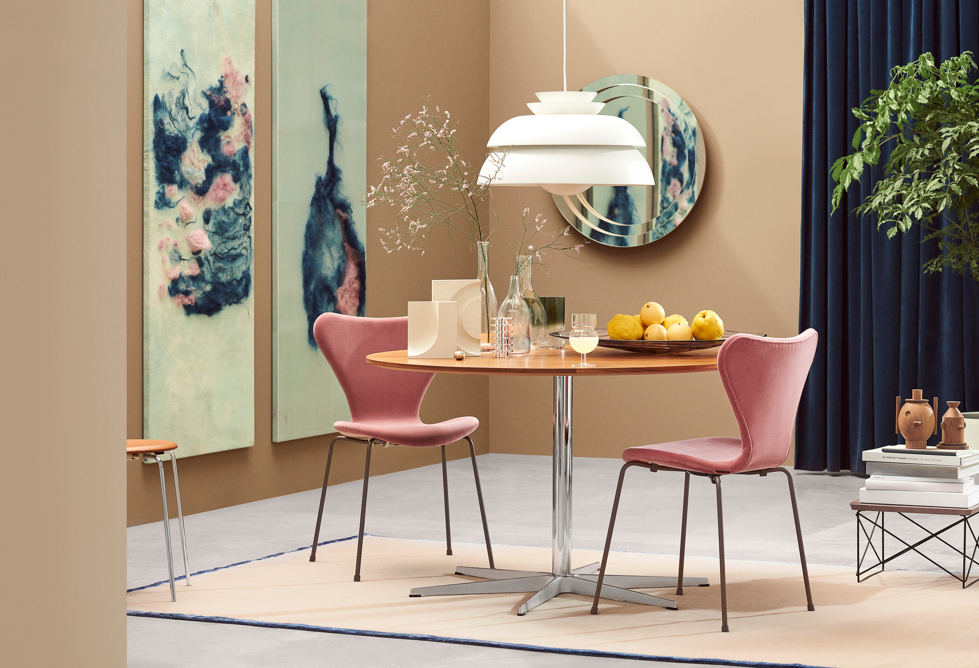 Esszimmer mit rundem Holztisch und zwei Series 7 Stühlen Belfast Vollpolster Samt von Fritz Hansen.