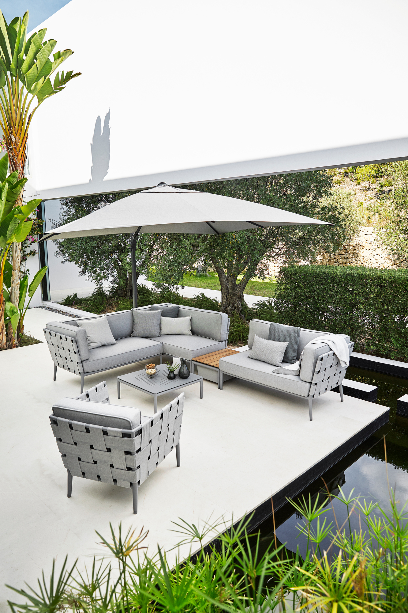 Conic AirTouch 2-Sitzer Modulsofa links von Cane-Line in hellgrau für den Outdoor-Bereich.