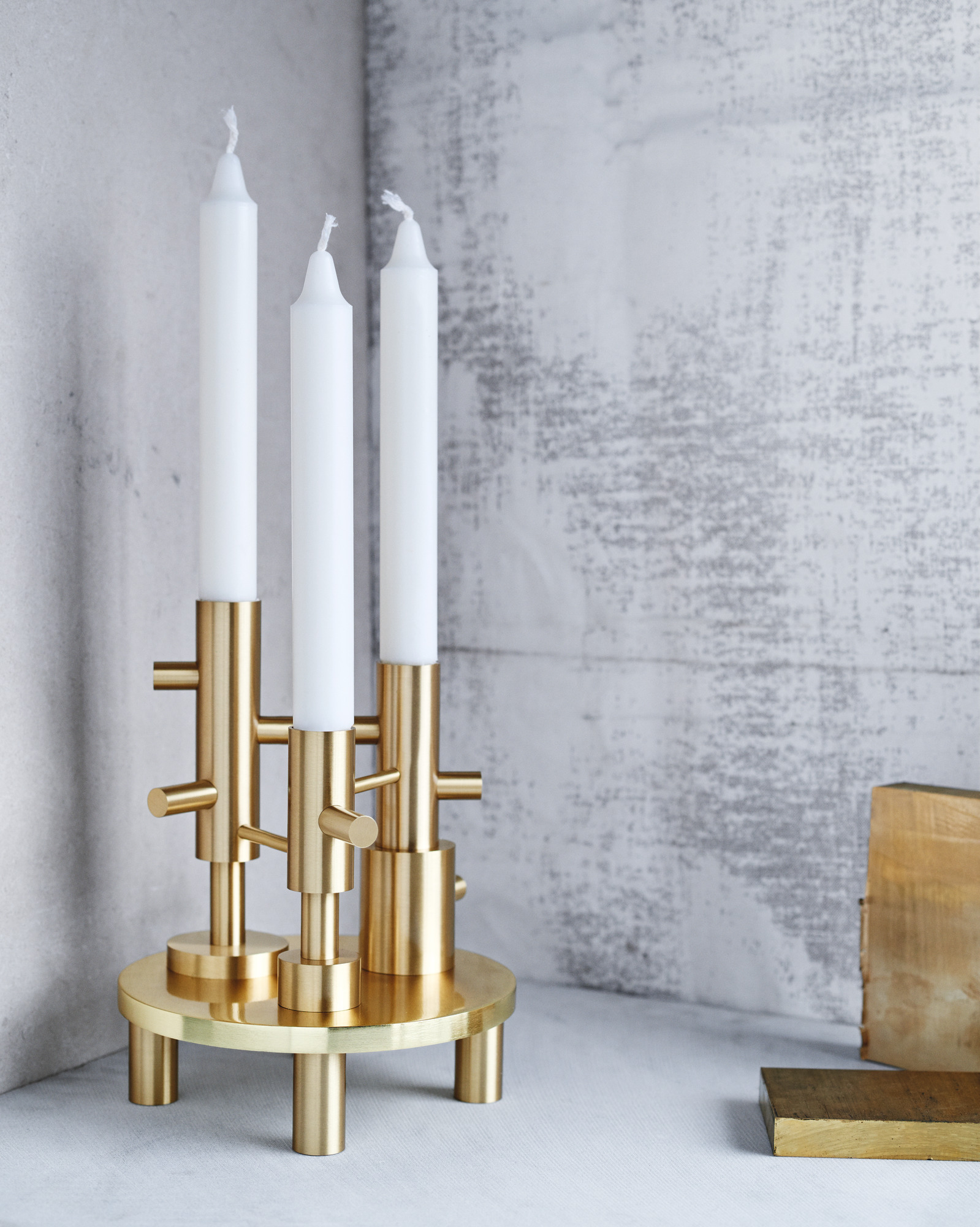 Goldener Fritz Hansen Kerzenhalter für drei Stabkerzen, modernes Design, Wohnaccessoire.