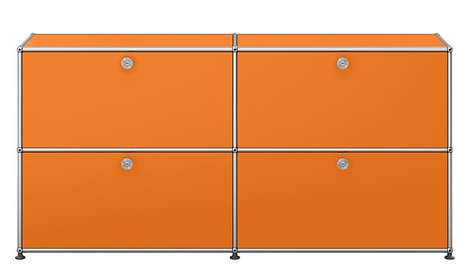 USM Haller Sideboard in Reinorange mit vier Klappen, modernes Designmöbel für stilvolle Wohnräume und Büros.