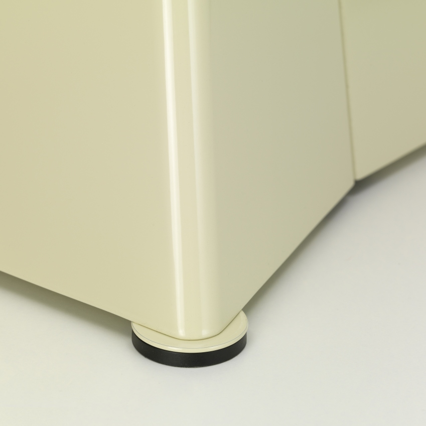 Detailaufnahme vom Fuß des beigen Vitra Tabouret Métallique Hockers, der auf einem weißen Untergrund steht.
