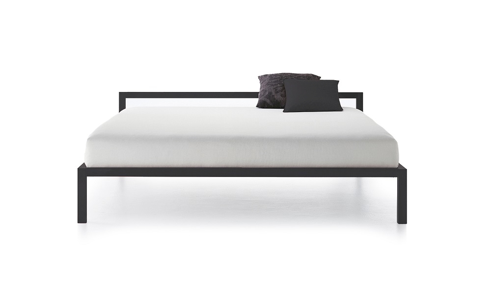 Schlichtes Bettgestell aus Aluminium mit Lattenrost und zwei Kissen. MDF Italia Bett.