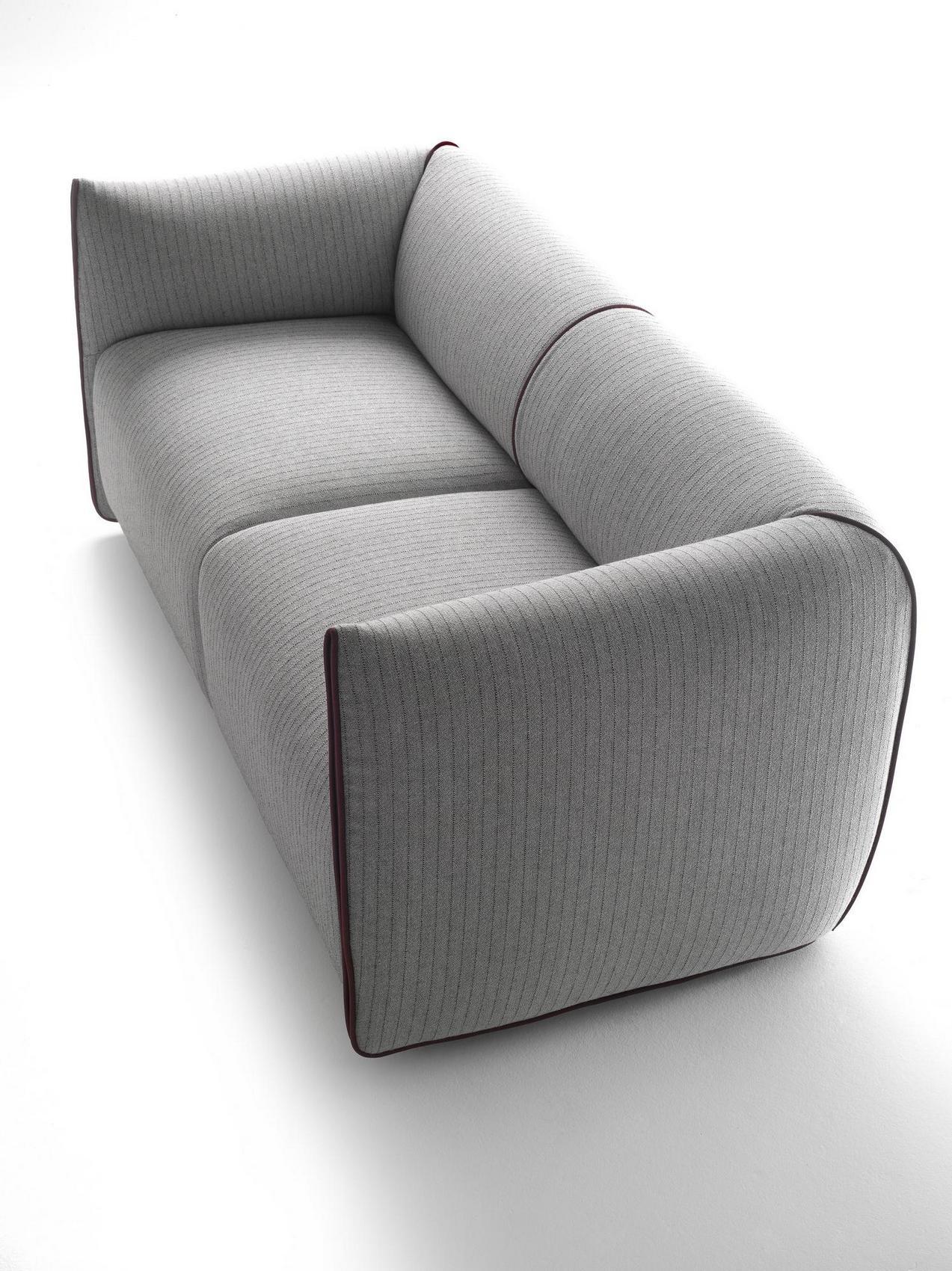 Graues Mia Sofa 2-Sitzer von MDF Italia mit feiner Streifenstruktur und roter Keder.