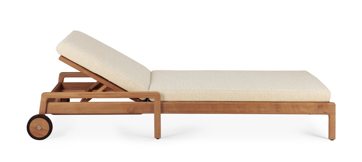 Nahaufnahme der Ethnicraft Jack Outdoor Liege mit beigem Kissen und Teakholz-Rahmen.