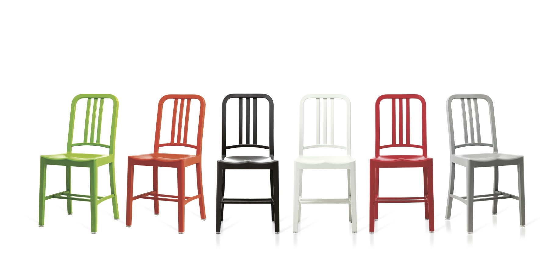 Produktfoto: Mehrere Emeco 111 Navy Chairs in verschiedenen Farben, darunter ein roter Stuhl.