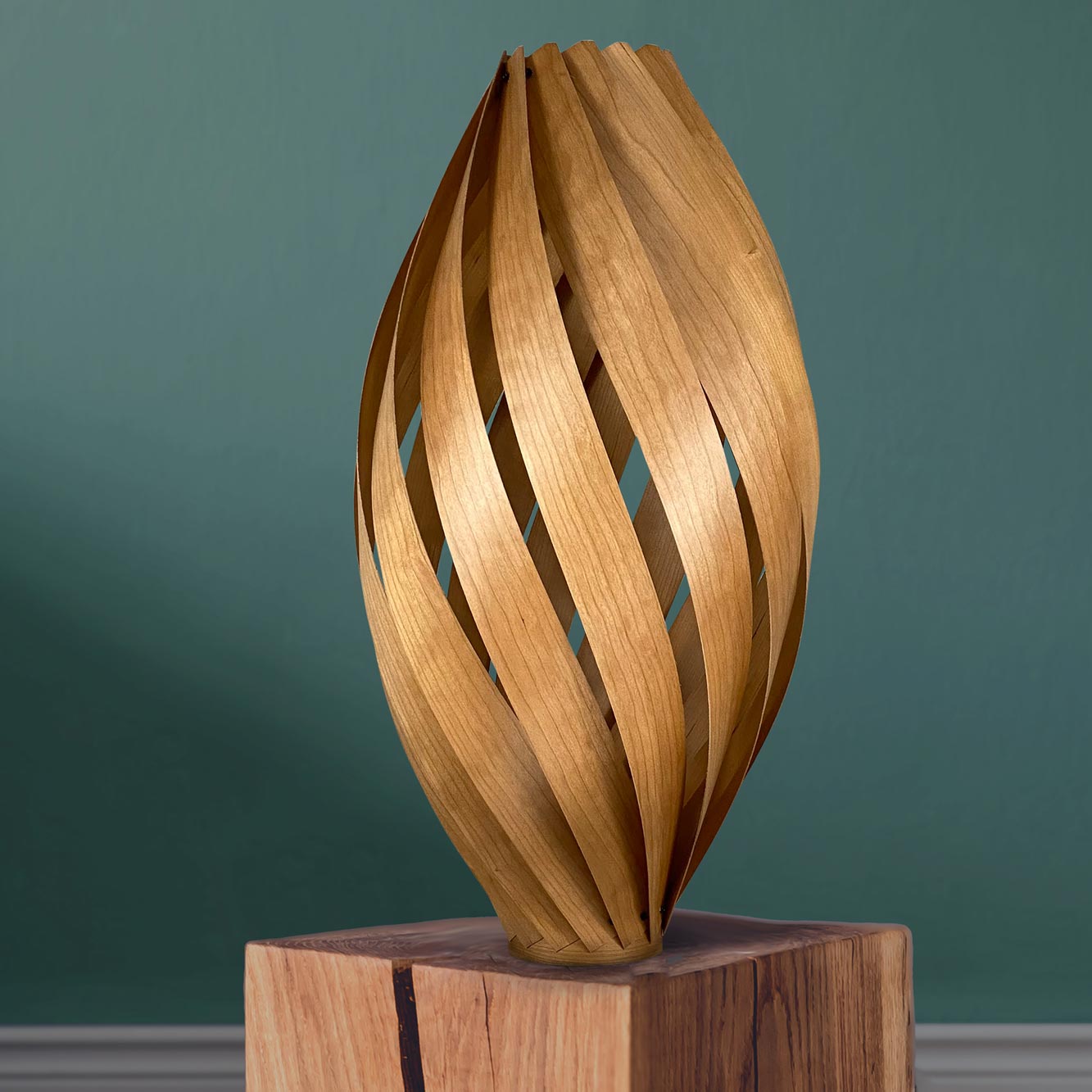 Ardére Stehleuchte aus Kirschbaumholz, H70 cm, modernes Design mit gedrehten Holzlamellen. Dekorative Innenbeleuchtung.