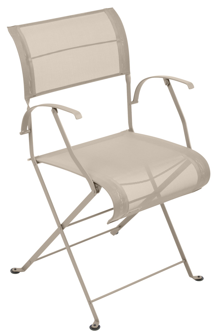 Beiger Dune Premium Stuhl von Fermob für den Außenbereich, klappbar und mit Armlehnen.