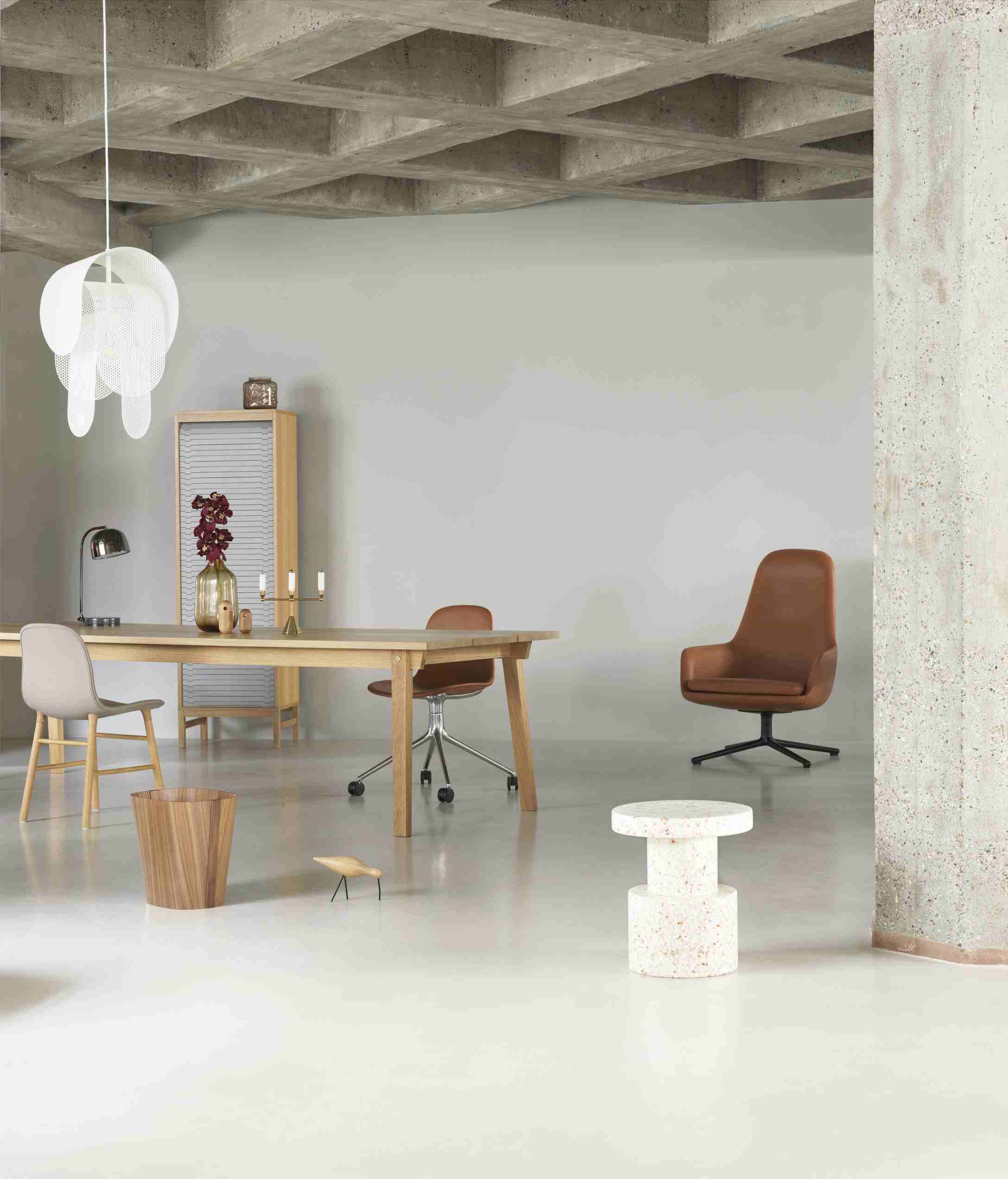 Heller Raum mit Designermöbeln, darunter ein Bit Stool Hocker von Normann Copenhagen aus Terrazzo.