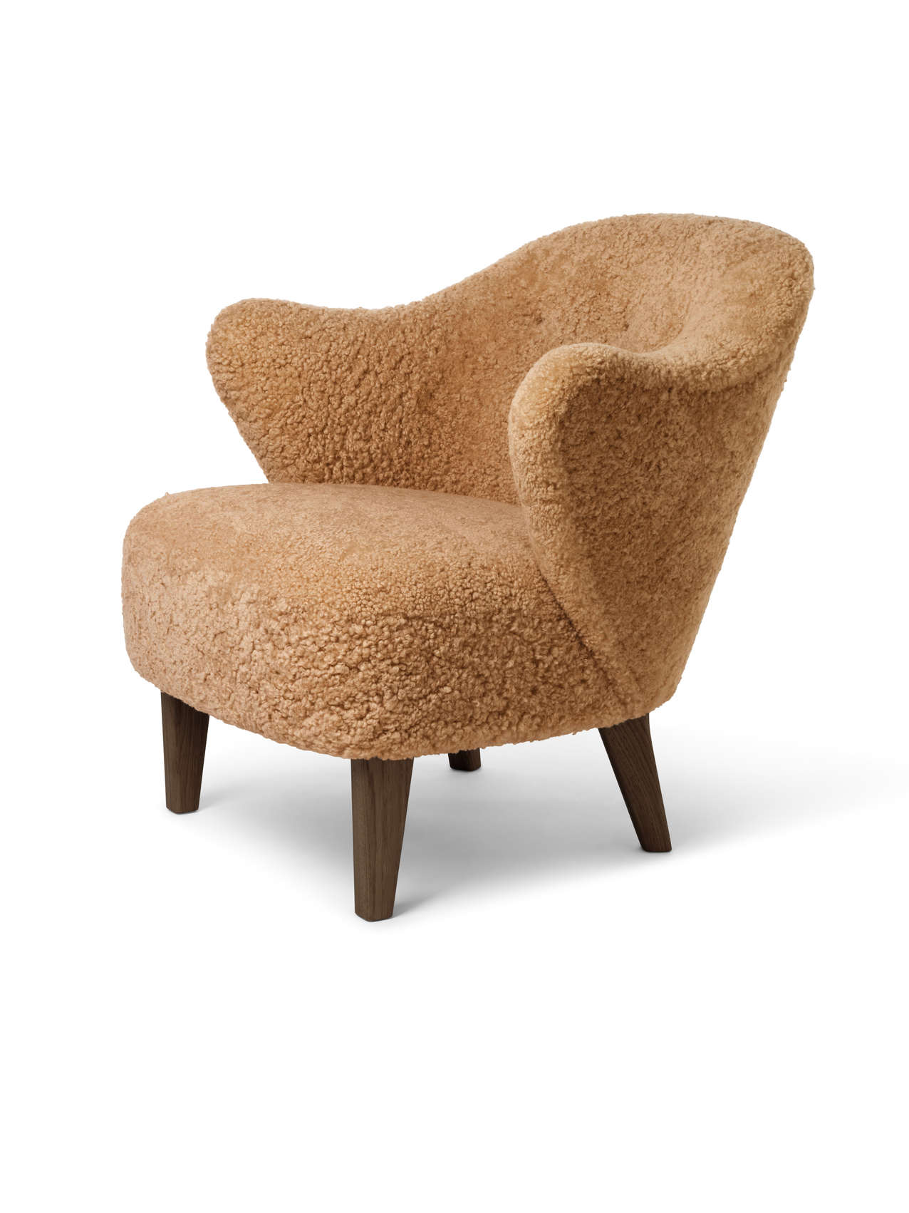 Audo Ingeborg Sessel, Ohrensessel mit Teddyfell in Beige und dunklen Holzfüßen, freigestellt.