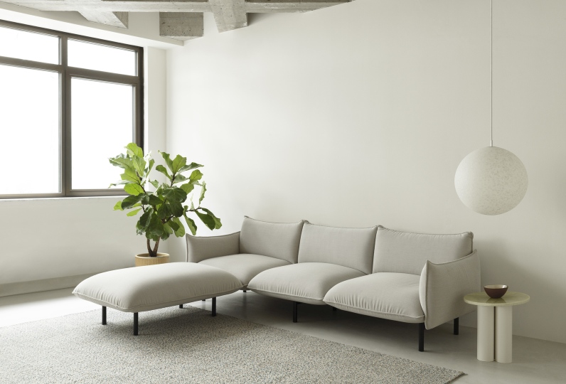Heller Wohnraum mit Sofa, Zimmerpflanze und Normann Copenhagen Dit Coffee Table Beistelltisch in Beige.