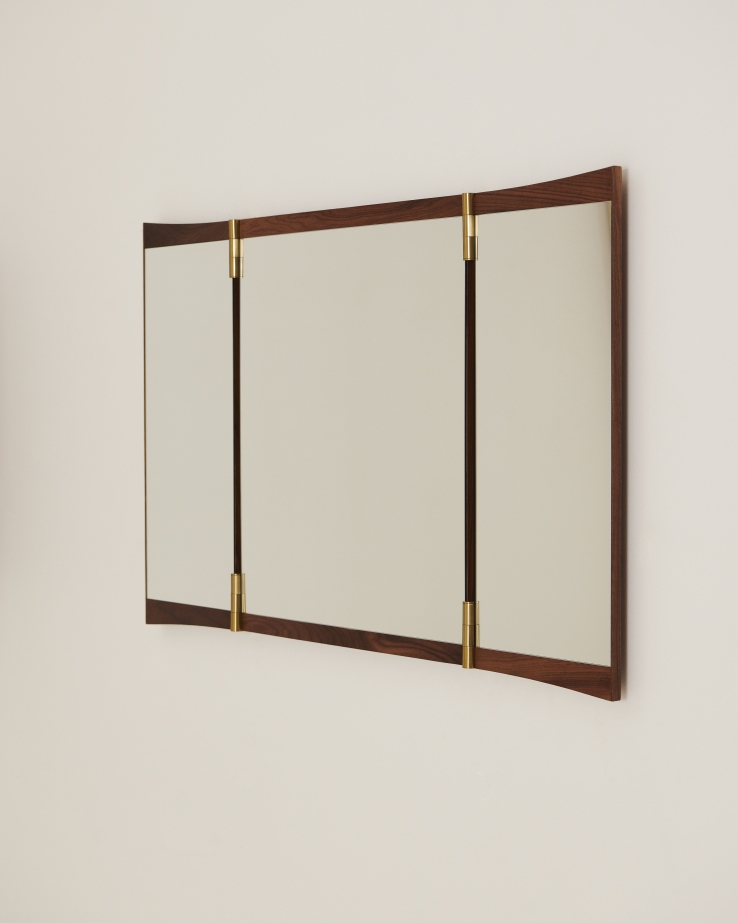 Gubi Vanity Wall Mirror 3, dreiteiliger Wandspiegel mit Holzrahmen und Messingdetails.