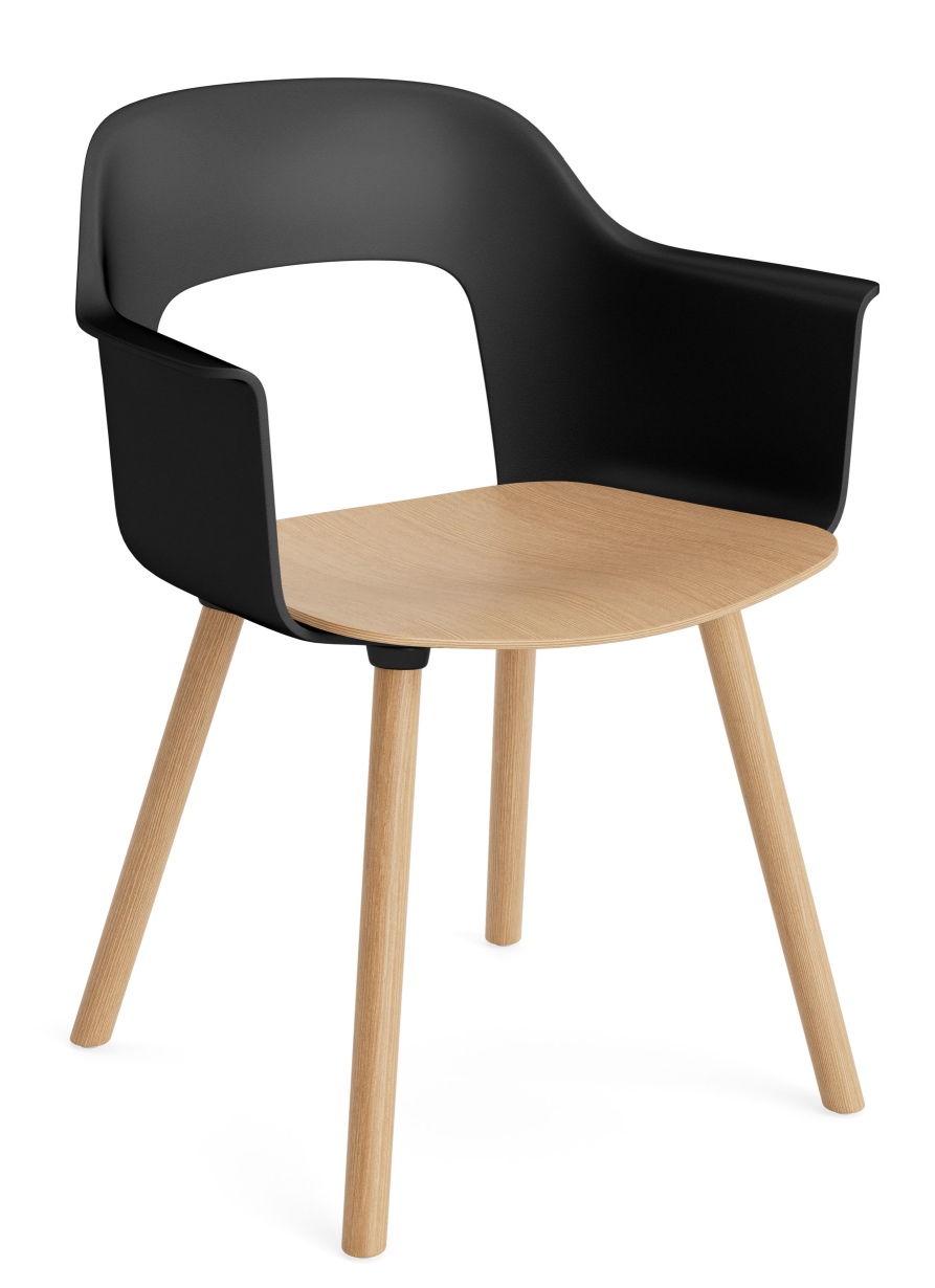 Layout Armchair 222 von Hay: Armlehnstuhl in Schwarz mit Sitzfläche aus hellem Holz und Holzbeinen.