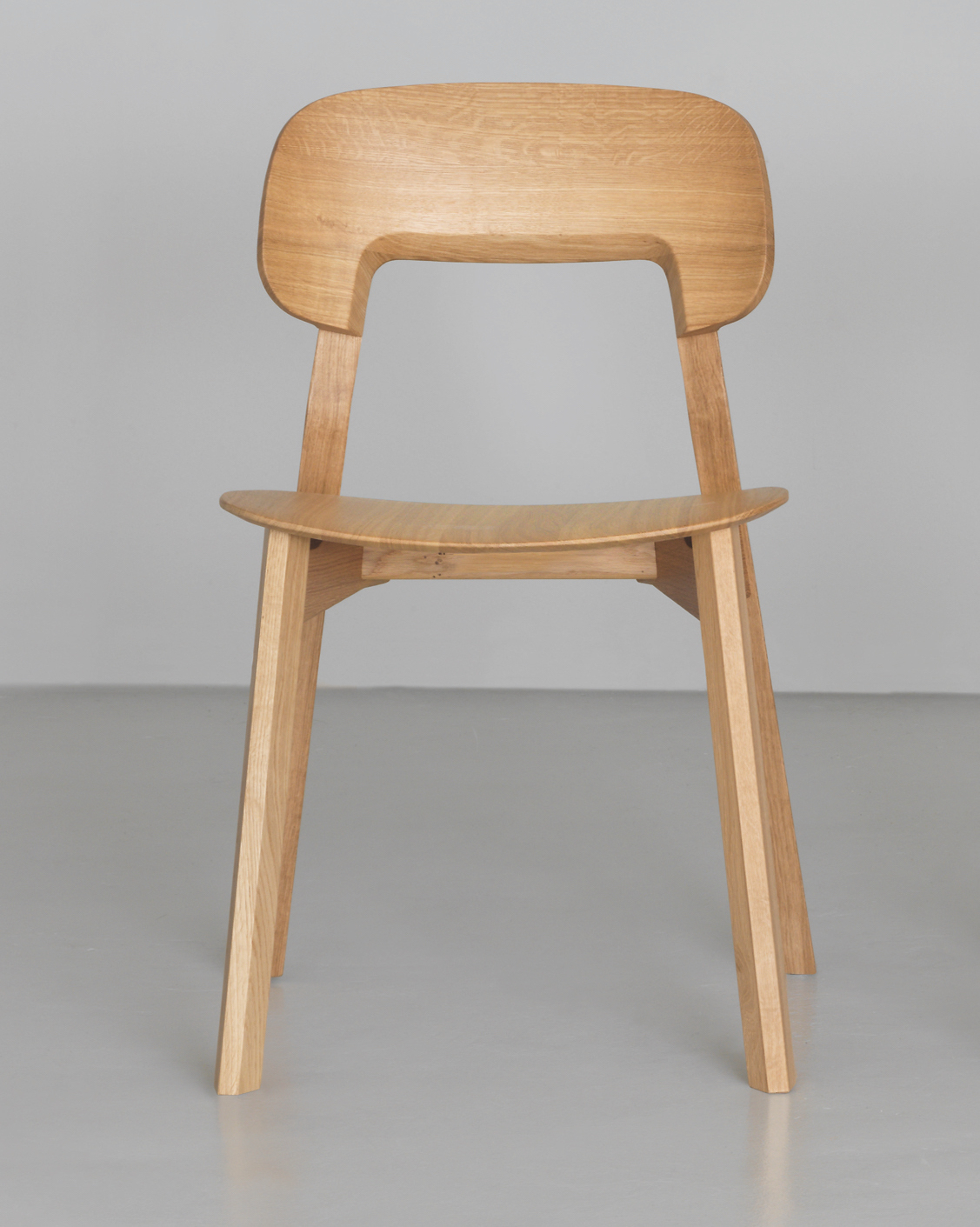Nonoto Holzstuhl aus Eiche: Frontansicht des hellen Holzstuhls mit minimalistischem Design.