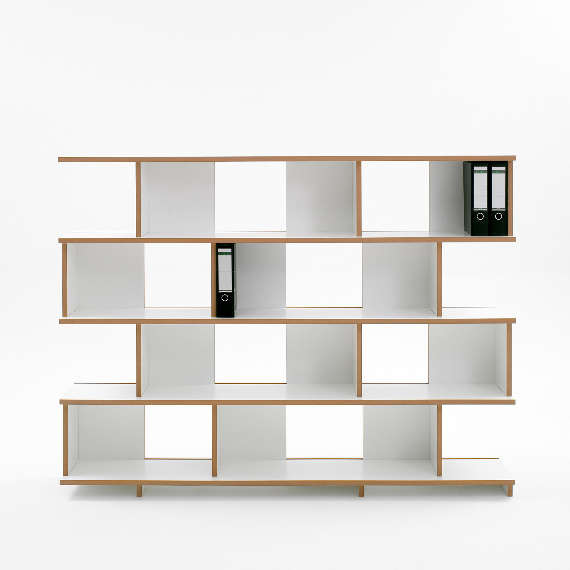 Tojo Stell Regal Grundmodul 160: Modernes, weißes Holzregal mit Ordnern, ideal für Büro und Wohnzimmer.