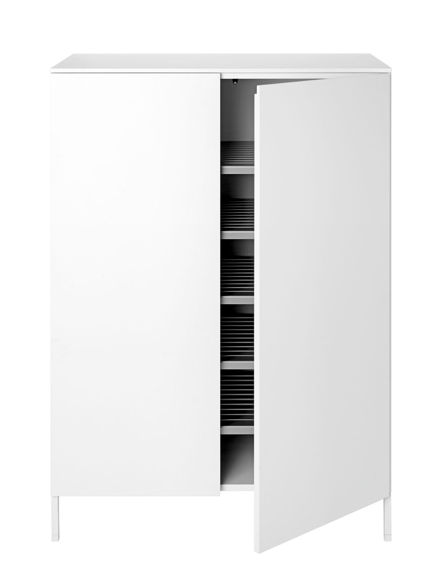 Schönbuch Urban Sideboard in Weiß, teilweise geöffnet, mit Einlegeböden für Schuhe oder andere Gegenstände.