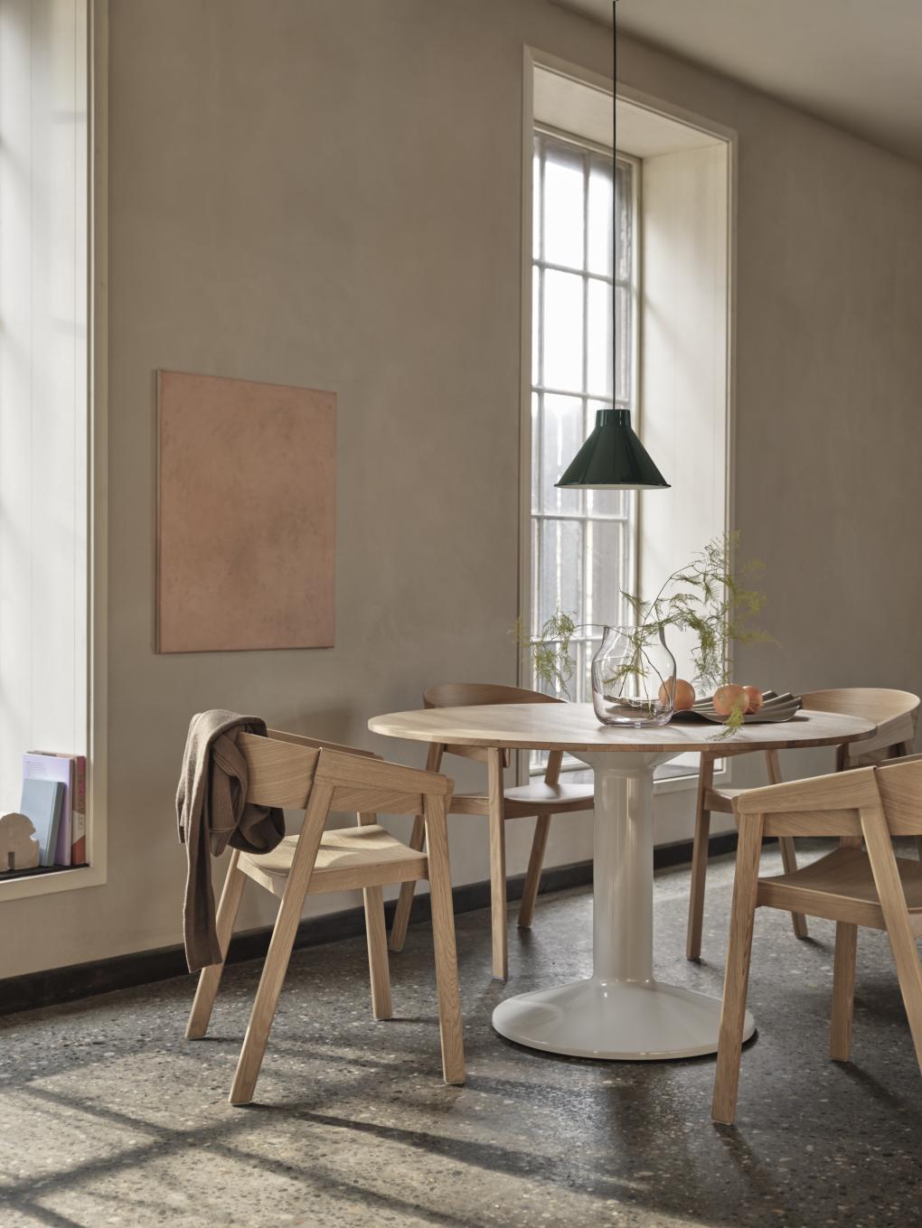 Muuto MIDST Table Esstisch aus Eichenholz mit weißem Fuß und passenden Holzstühlen in modernem Esszimmer.