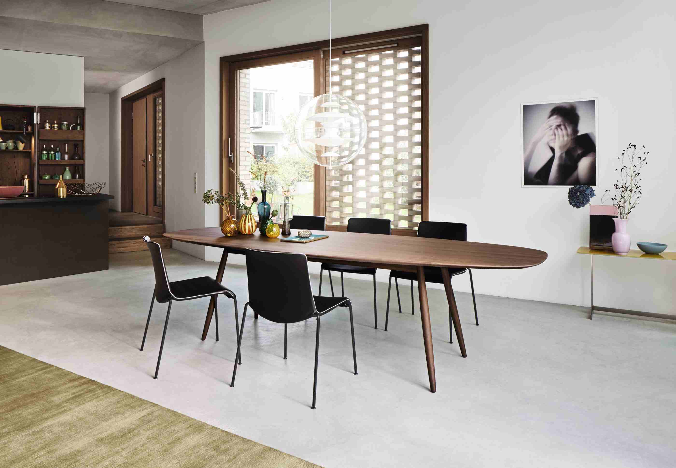 Moderner Essbereich mit Walter Knoll Moualla Tisch und schwarzen Stühlen.