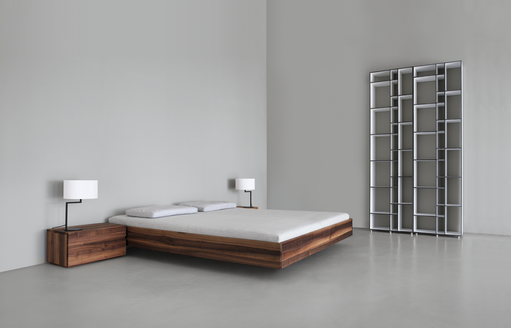 Schlafzimmer mit Simple Holzbett aus Nussbaum, Nachttisch und Regal. Modernes Design.