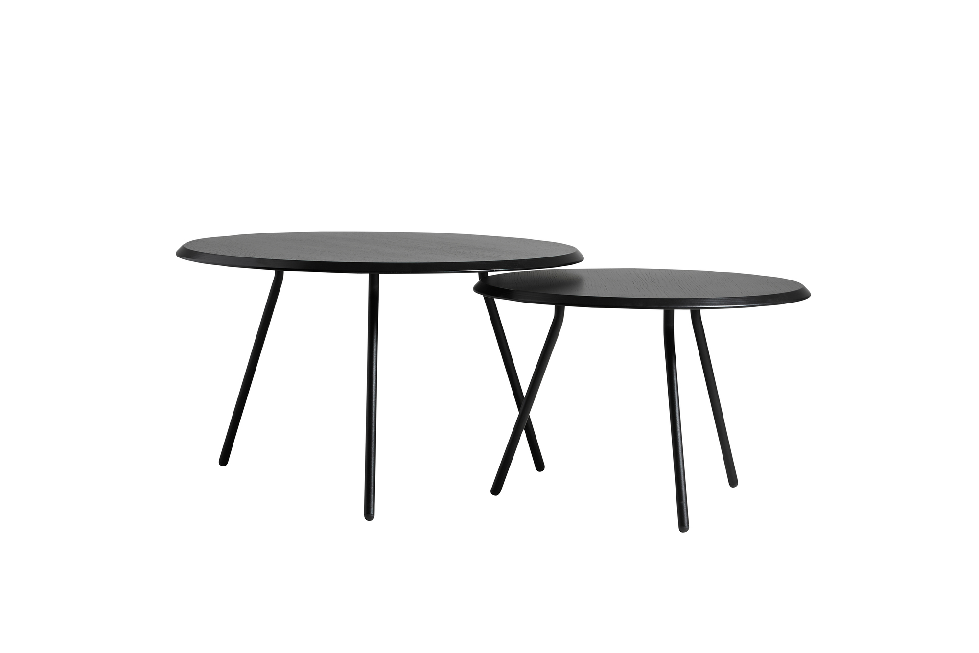 Zwei schwarze Soround Couchtische von Woud, unterschiedliche Größen, minimalistisches Design, für Wohnzimmer.