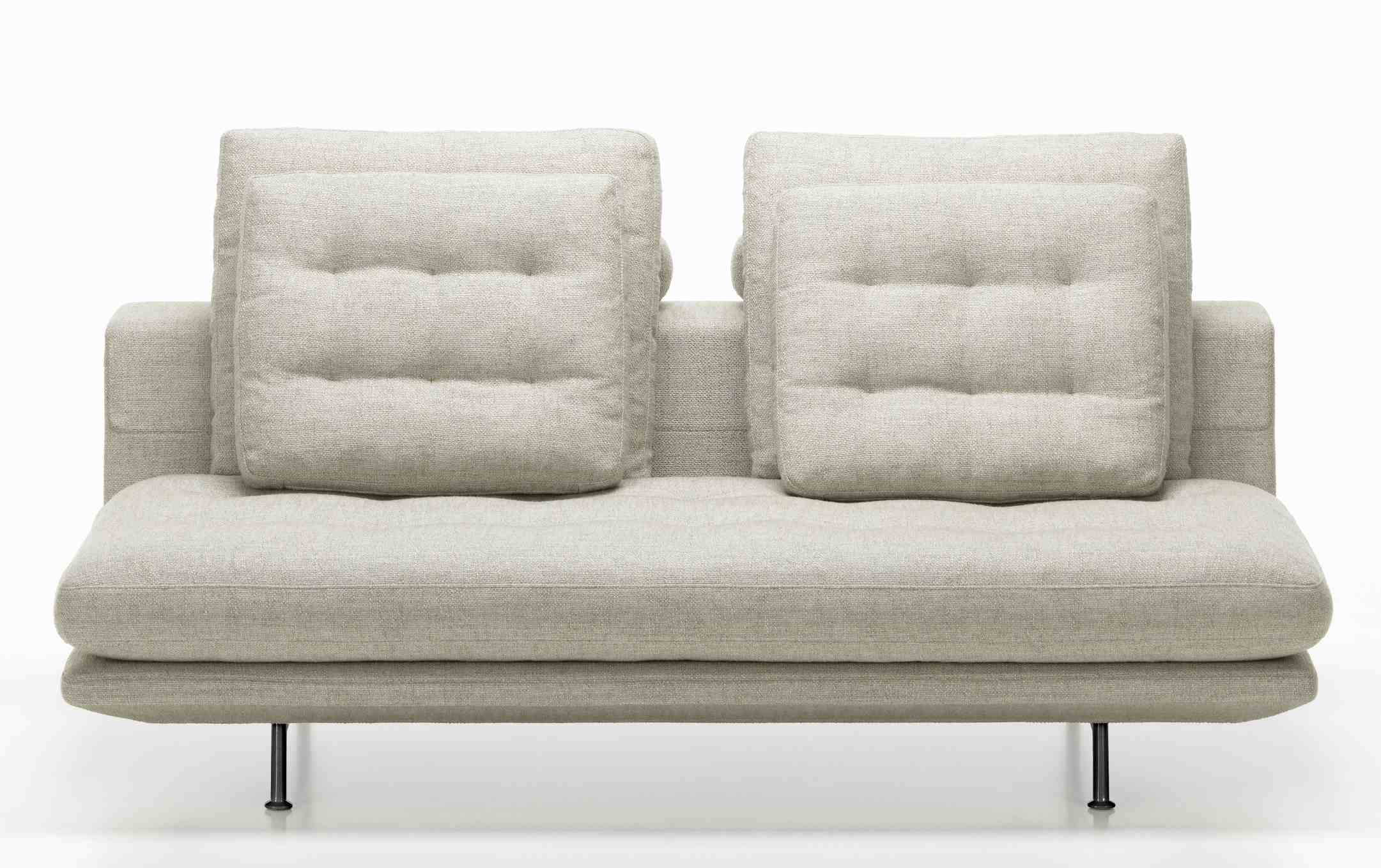 Vitra Grand Sofa 2,5-Sitzer in Beige, modernes Design Sofa mit bequemen Kissen und Metallfüßen.