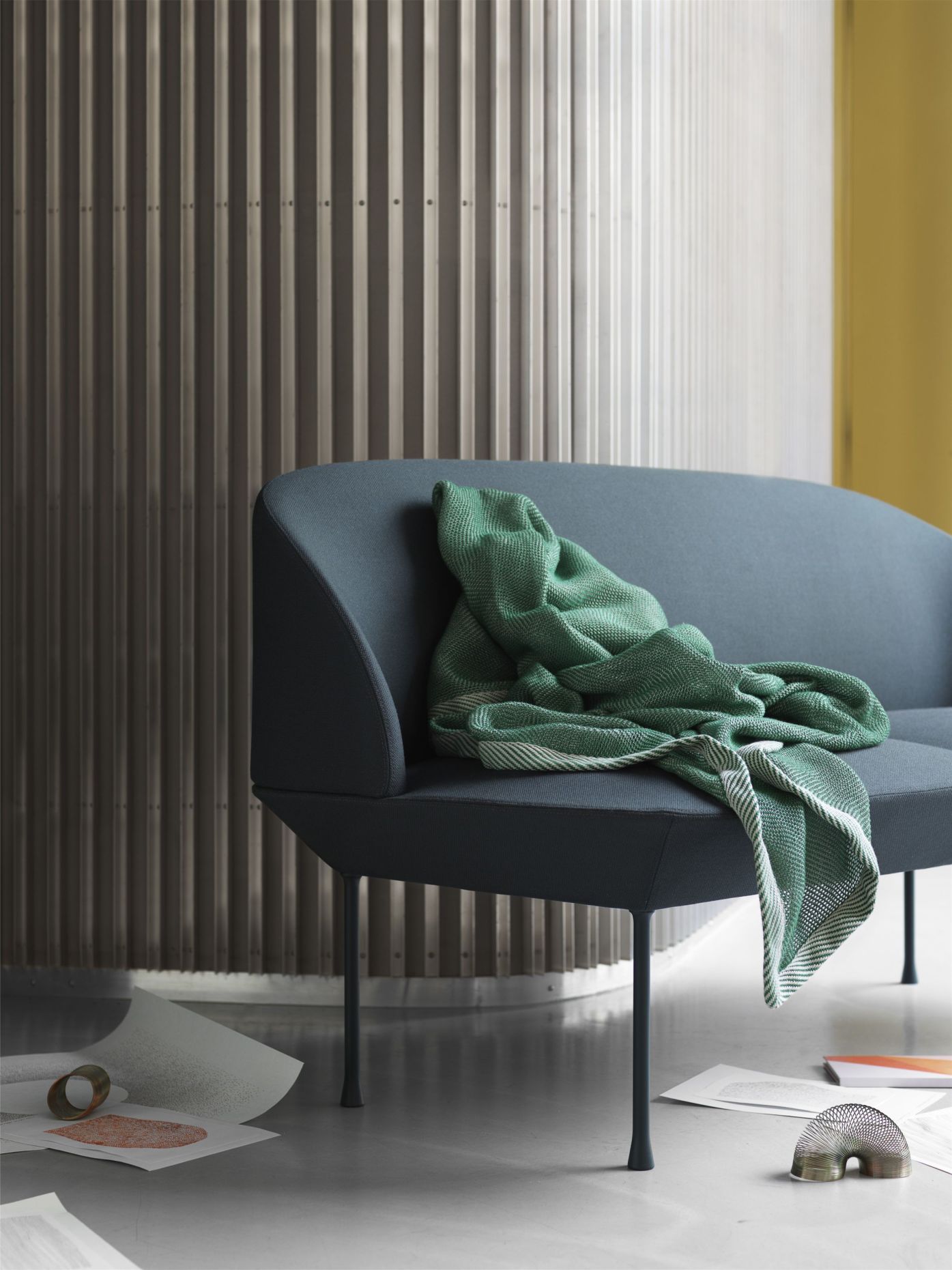 Blaues Sofa mit grüner Decke, modernes Design für Wohnzimmer und stilvolle Einrichtung.