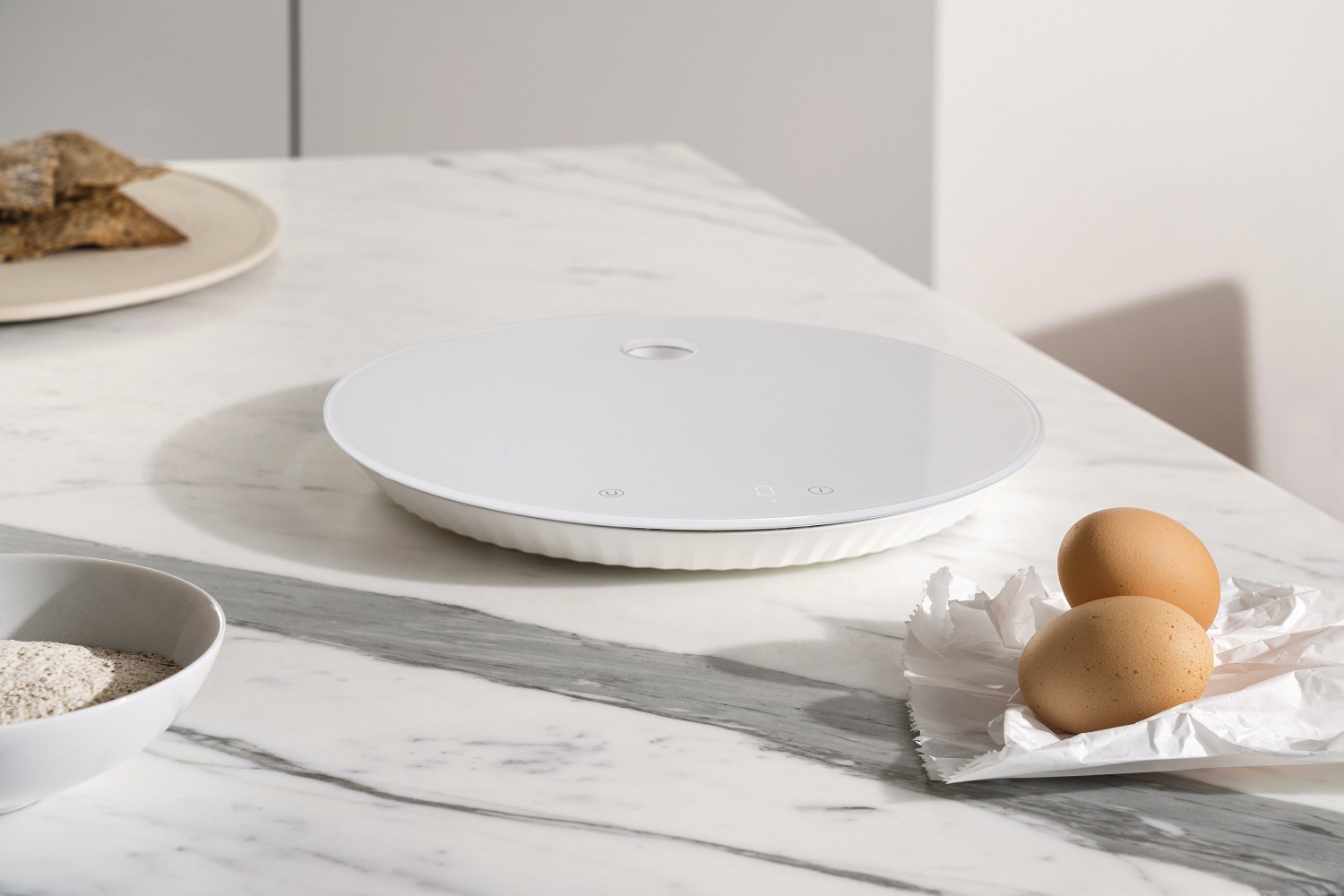 Weiße Alessi Plissé Digitale Küchenwaage MDL16 auf Marmor, mit Eiern und Mehl.
