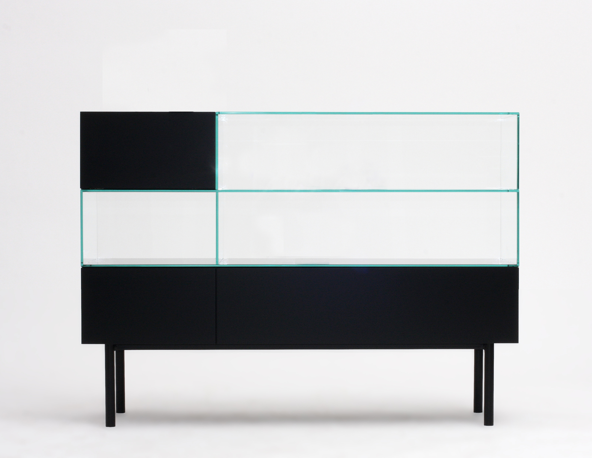 S4 Vitrine von Tecta, modernes Design mit schwarzen Flächen und Glasböden auf filigranem Stahlgestell.