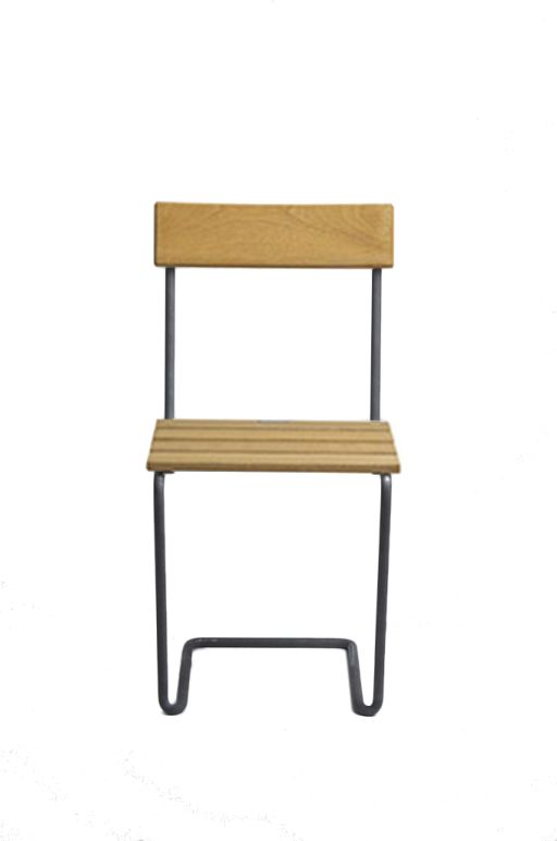 Stuhl 1 aus Eiche von Grythyttan Stalmöbler: Moderner Stuhl mit Stahlgestell und Holz-Sitzfläche.